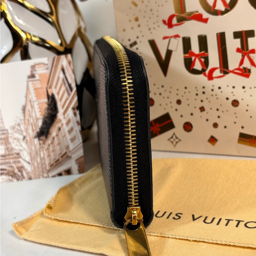Absolutely Stunning Louis Vuitton Zippy Wallet Epi Noir - Picture 3 of 15